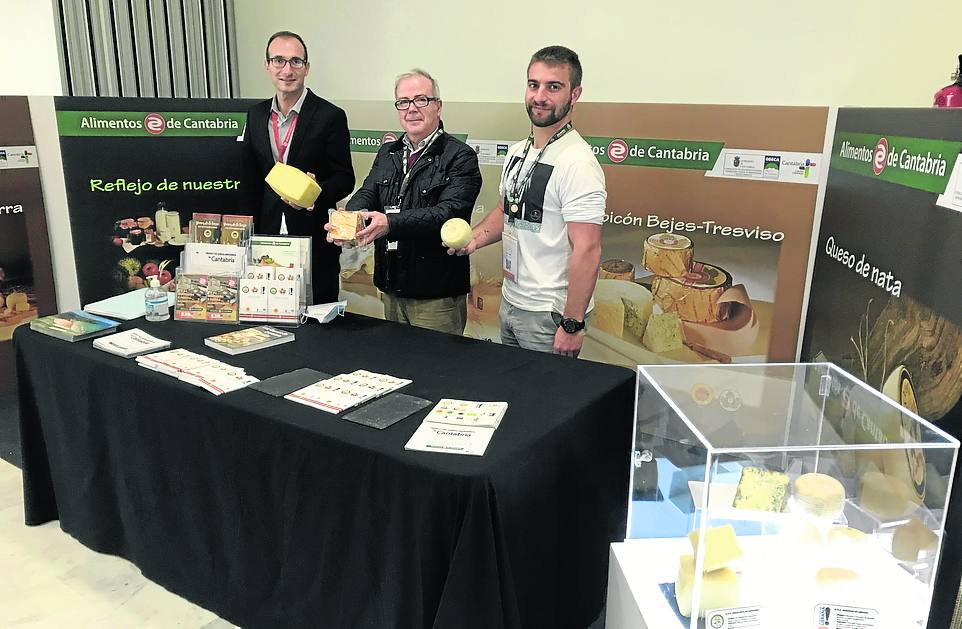 Stand de Cantabria. Nicolás Chuzeville, Fernando Mier y Cesar Campo de Quesería Javier Campo. 