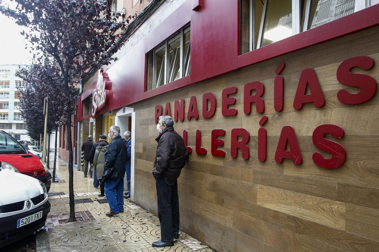 Varios clientes de Panaderías Sordo hacen cola en la mañana de ayer.