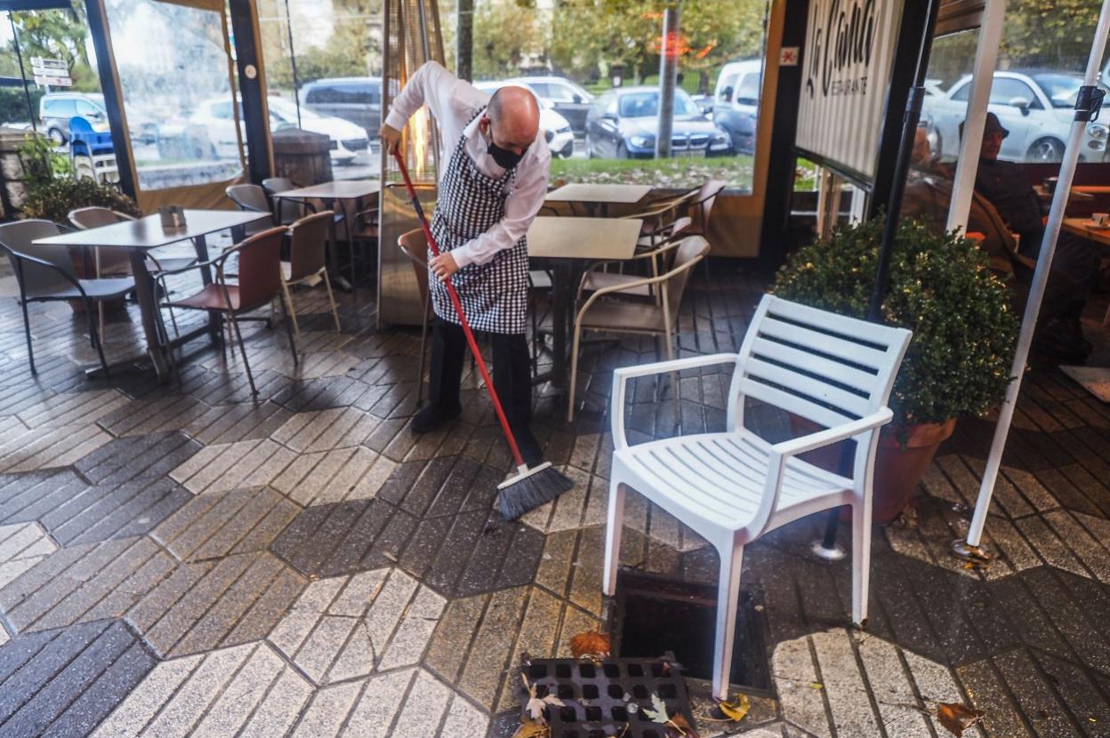 Los camareros y responsables de los establecimientos se dedicaron a achicar agua.