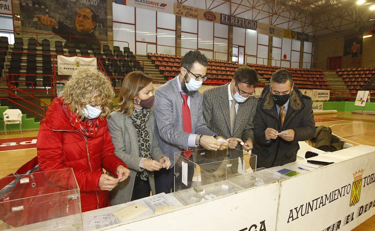 Imagen del sorteo ante notario celebrado este viernes en el Pabellón Municipal Vicente Trueba 