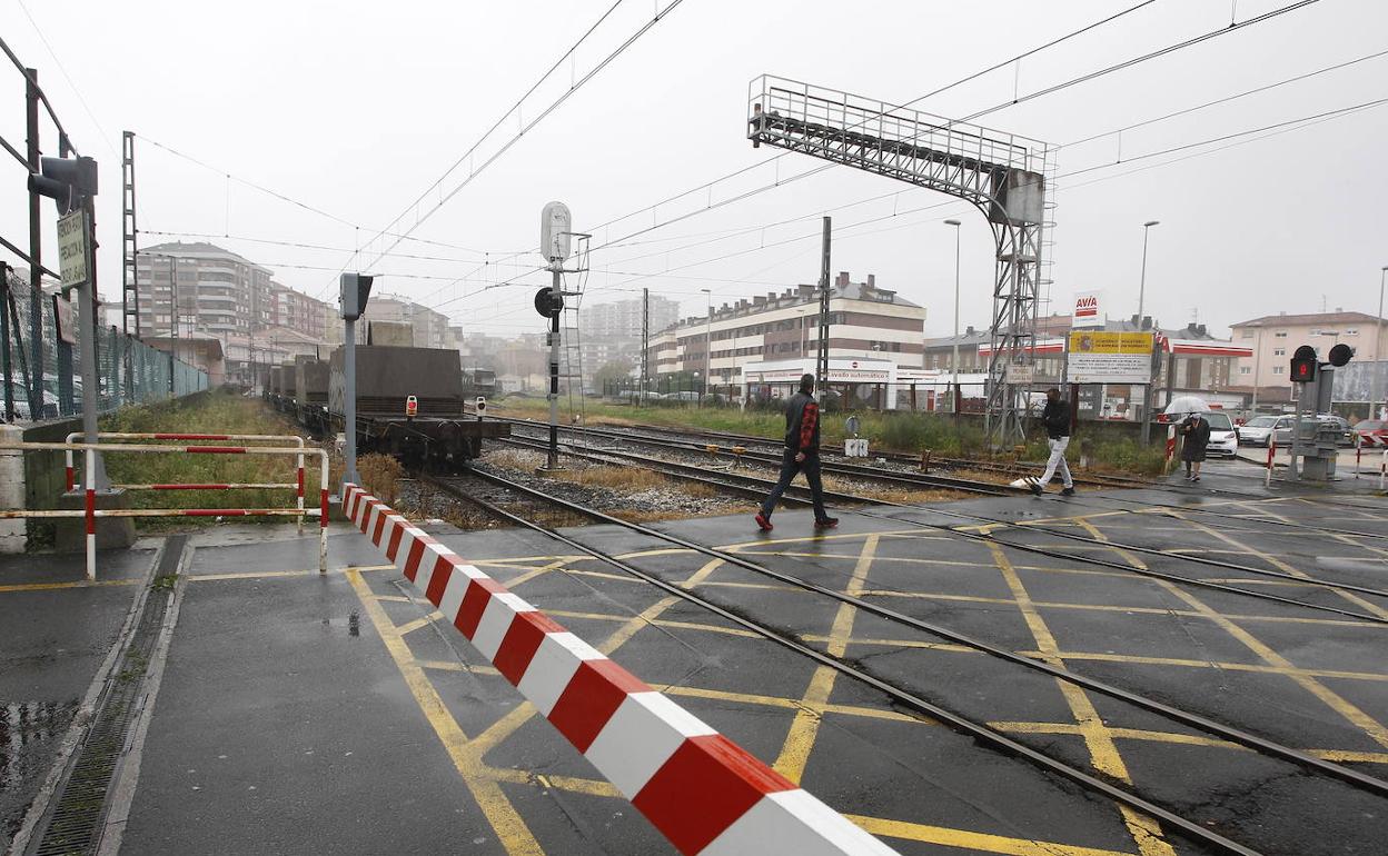 Imagen de las vías del tren a su paso pro Torrelavega 