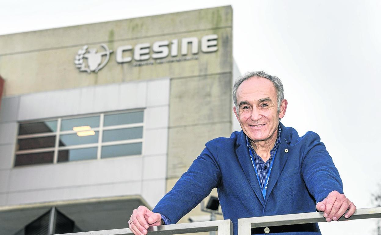 Santiago Salazar, en el exterior del centro universitario Cesine de Santander.