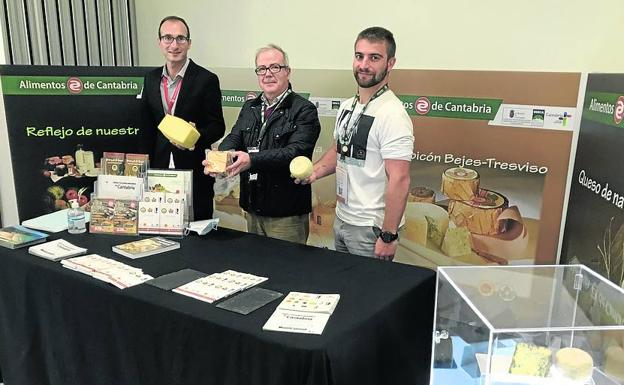 Imagen. Stand de Cantabria. Nicolás Chuzeville, Fernando Mier y Cesar Campo de Quesería Javier Campo.