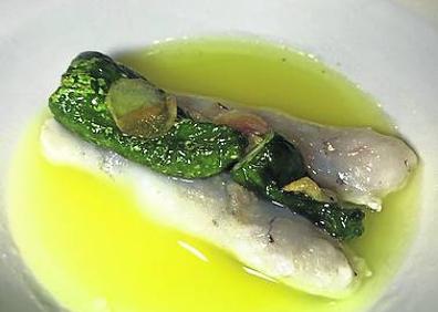 Imagen secundaria 1 - Arriba, merluza asada sobre compota de tomate y mayonesa de anchoas, un clásico de la casa. Abajo, cococha con pimiento verde y boletus asado en su jugo. 