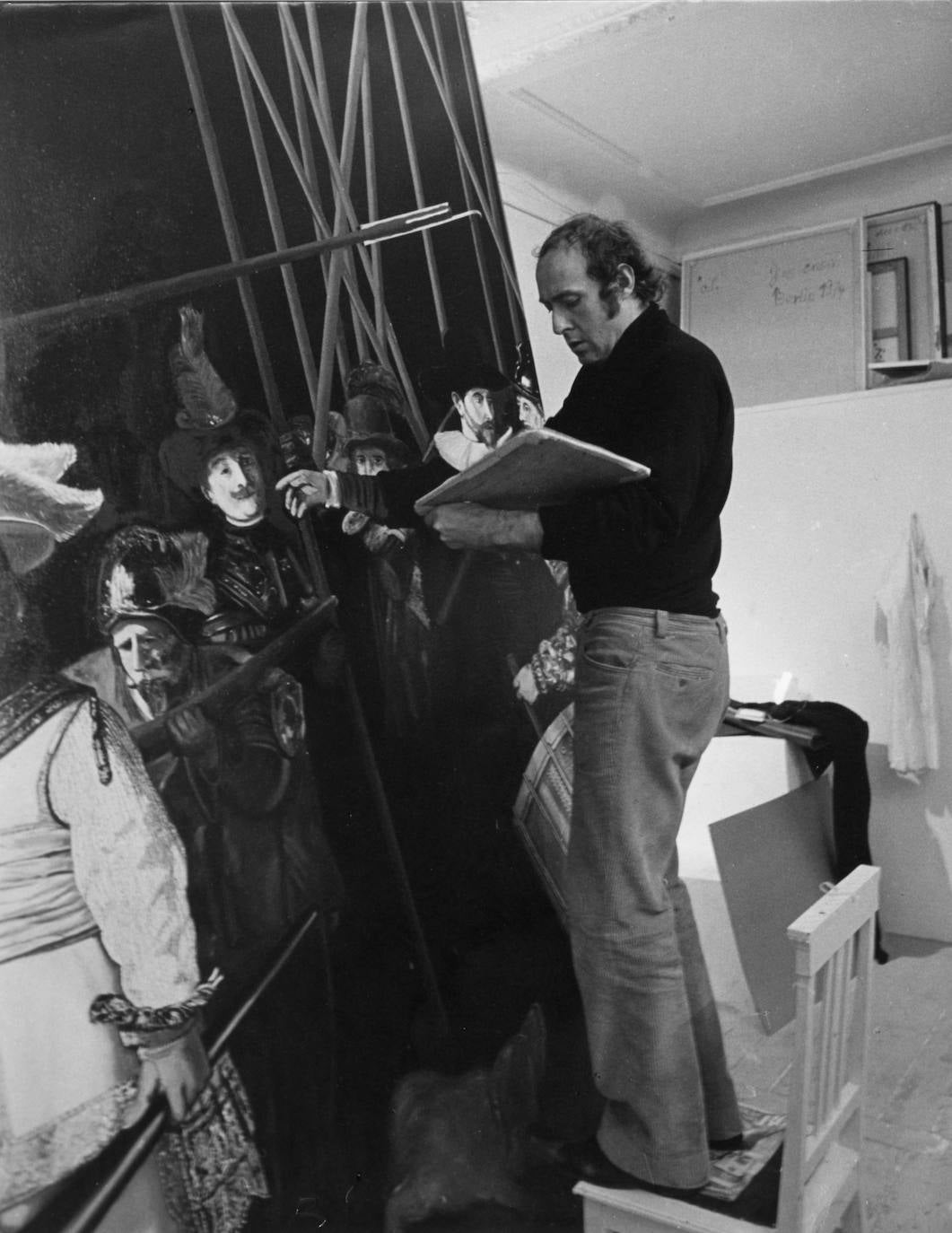 Eduardo Arroyo pintando ‘Ronda de Noche’ en su estudio de Berlín en 1976