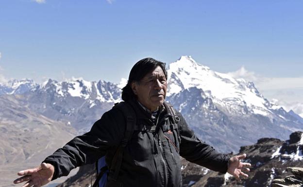 Imagen. Los ojos de Bernardo Guarachi se iluminan cuando recuerda los días gloriosos del Chacaltaya. Con 68 años y tras haber escalado los picos más altos del mundo, este montañista boliviano contempla las ruinas de lo que fue la pista de esquí más alta del mundo. Hasta que se quedó sin hielo.