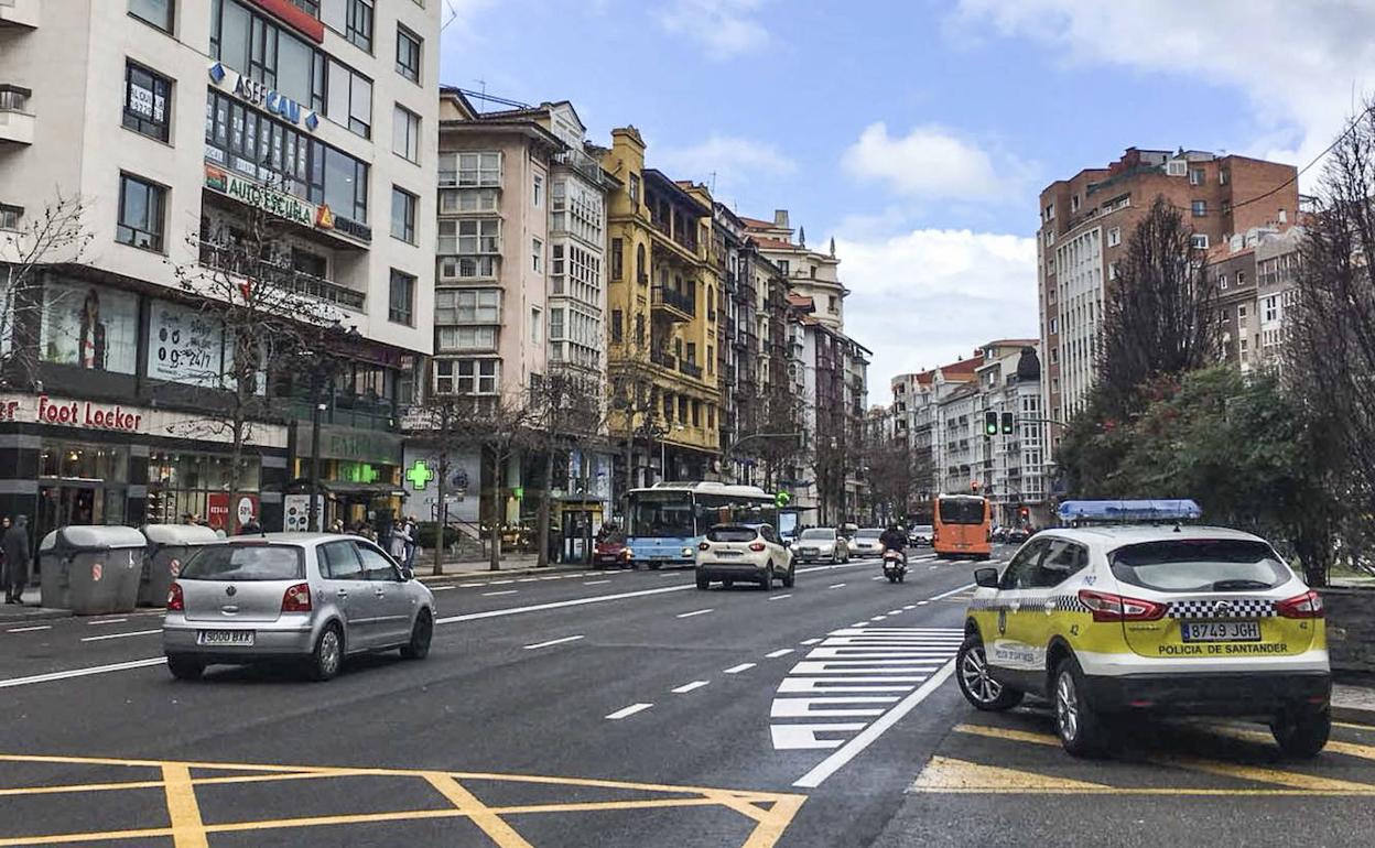 Un coche de la Policía Local de Santander patrulla en el centro de la ciudad.