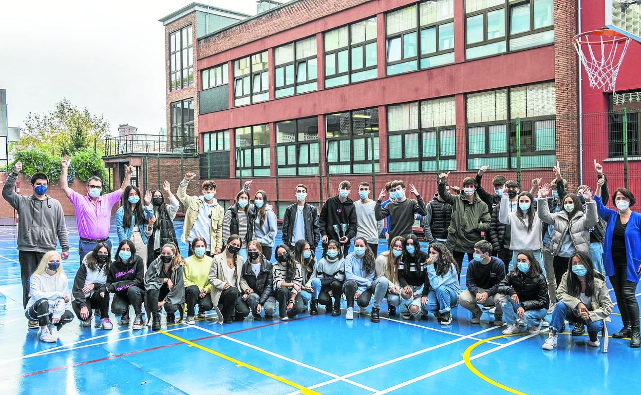 La directora del Colegio Castroverde, Maite Collantes, y el director pedagógico de Secundaria y Bachillerato, Jesús Ortiz, junto a la tutora, Sonia Pacheco, y los equipos MICK, Grupo NSL, Ecocamas, Grupo TGM, Estarlinova, SRLM, Business Power, Pyanthara y Lince. 