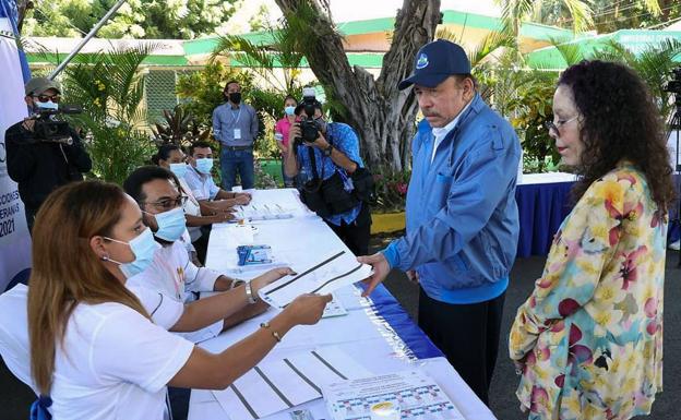 Daniel Ortega vota en las elecciones de Nicaragua.