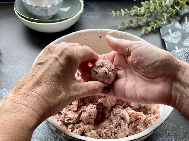 Mezcla y amasa con las manos la carne junto con el resto de los ingredientes y forma las bolas.