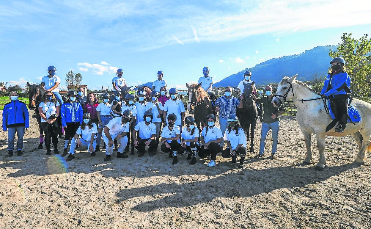 Los integrantes de los grupos del CIFP La Granja, Equus Natura, La cuartilla, L'Equipe des Jockettes, Winfield y A la sombra del caballo, posan con parte de la familia agraria, con el tutor, José Manuel Salazar, y el director del centro, Sergio Silva.