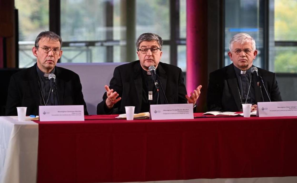 El presidente de la Conferencia Episcopal francesa, Eric de Moulins-Beaufort, en el centro, durante su comparecencia de este lunes en Lourdes.