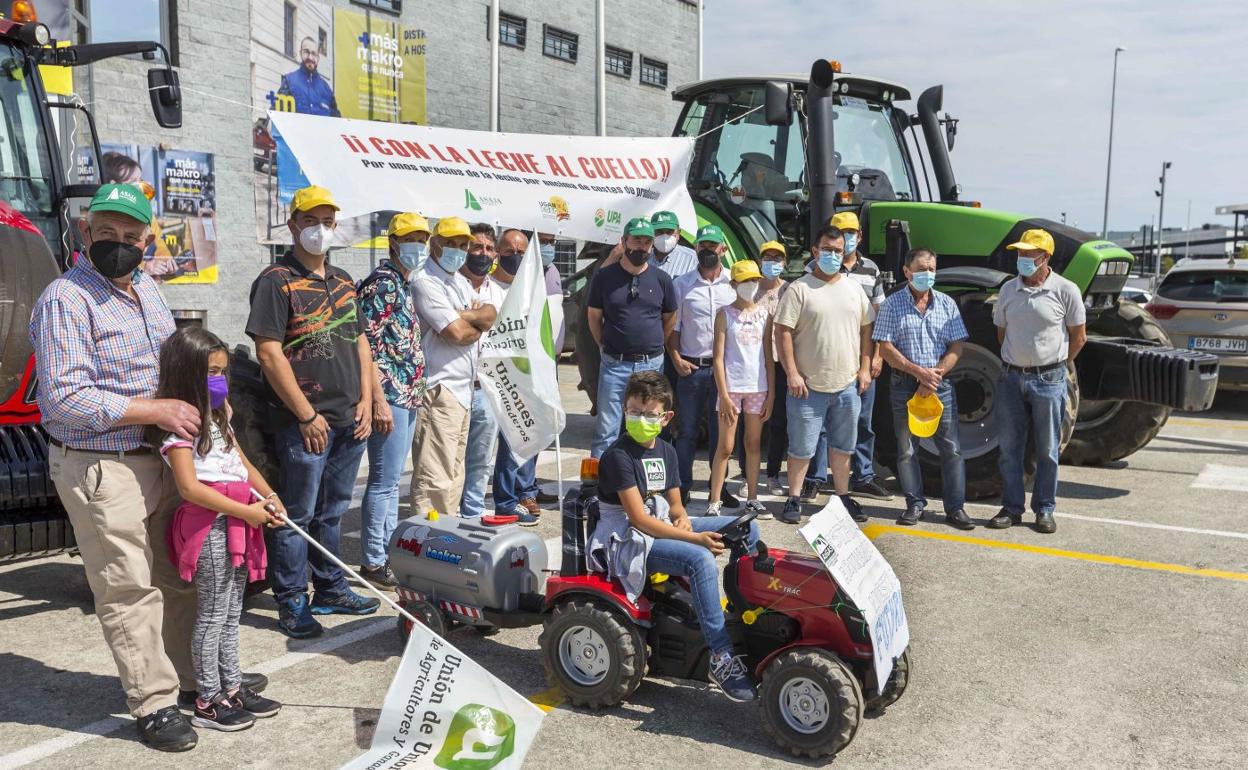 Concentración de ganaderos en Makro (Maliaño) el pasado 2 de agosto.