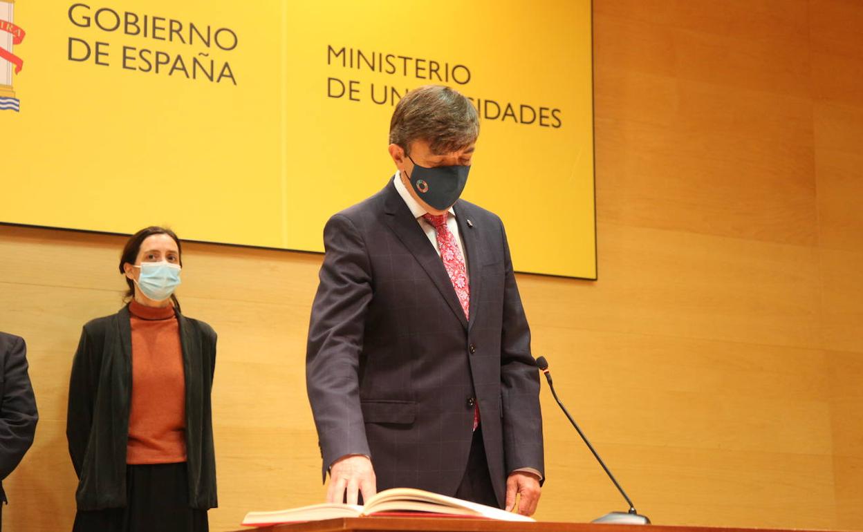 Carlos Andradas tomando posesión como rector de la UMIP en el Ministerio de Universidades.