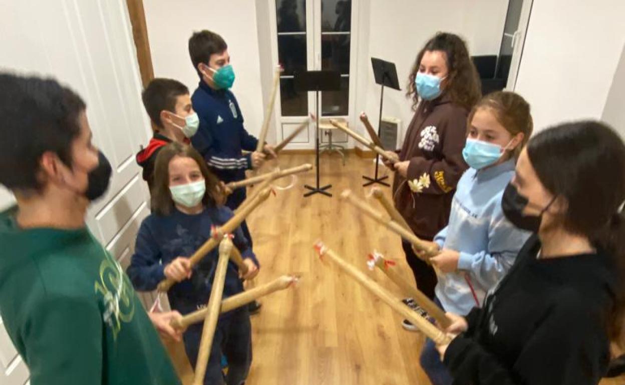 Un ensayo de los jóvenes danzantes de Solares 