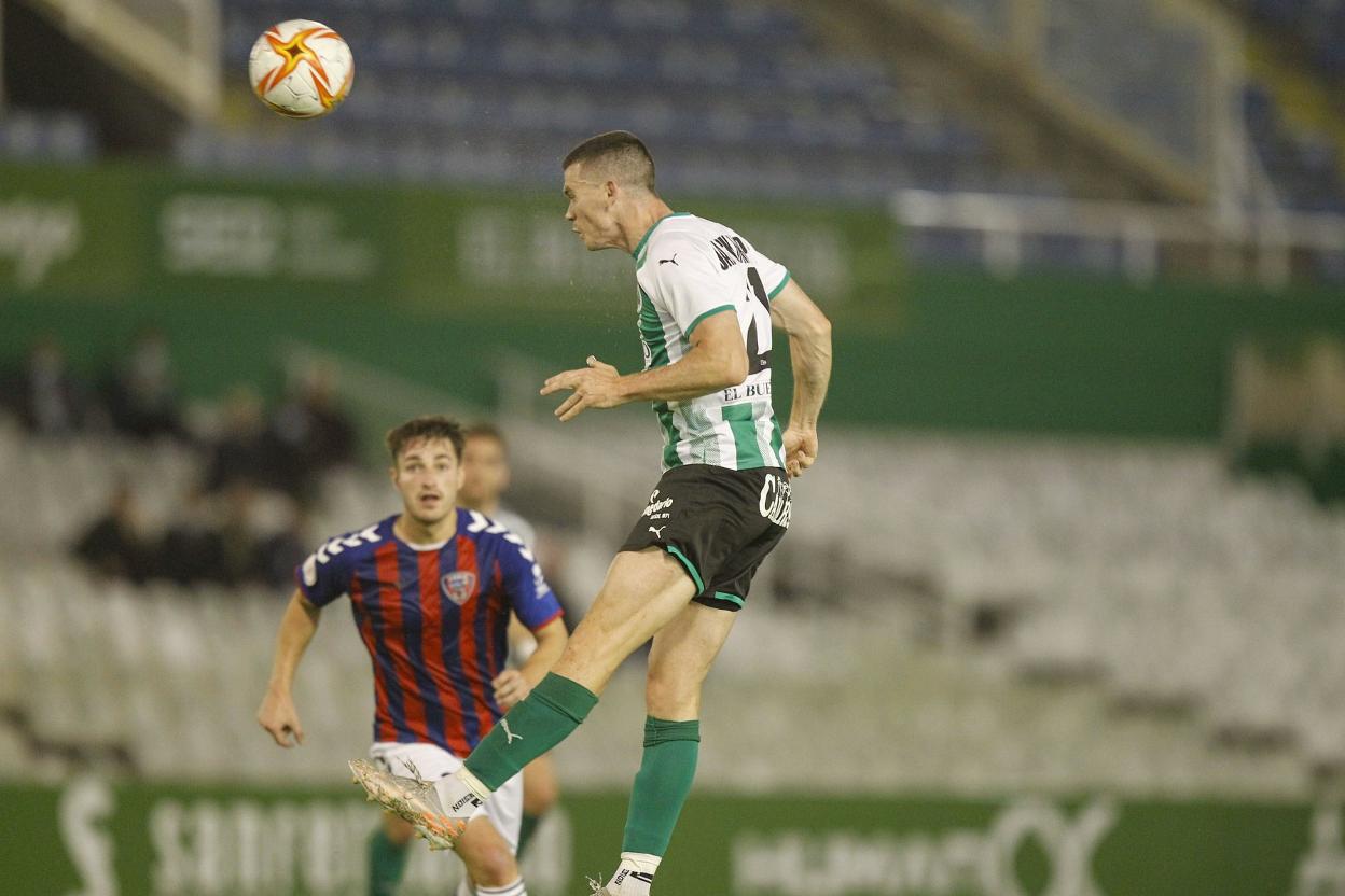 Jack Harper en plena acción durante el partido ante el Leioa de Copa Federación 