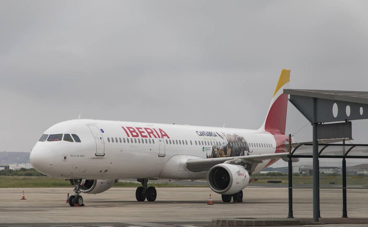 Avión de Iberia en la pista del Seve Ballesteros. 