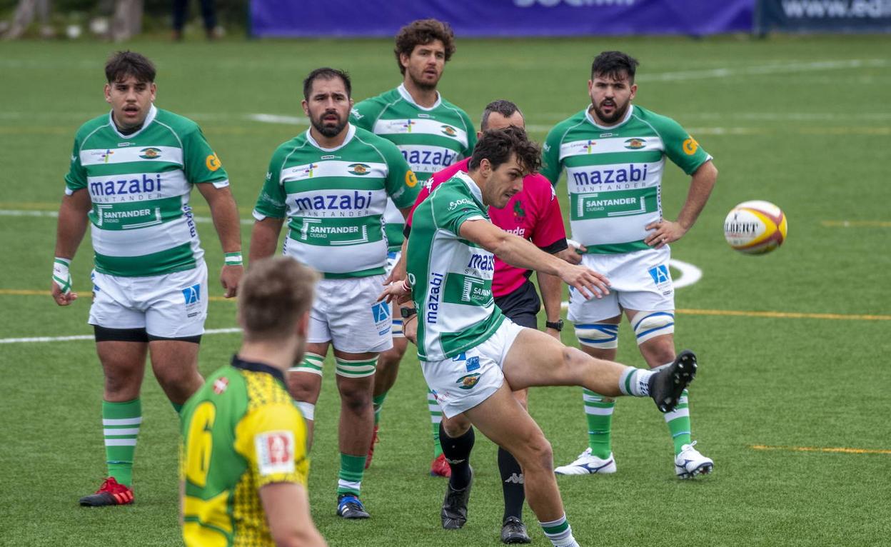 Damián Huber patea el oval en el encuentro del pasado domingo en San Román ante el Uribealdea. 