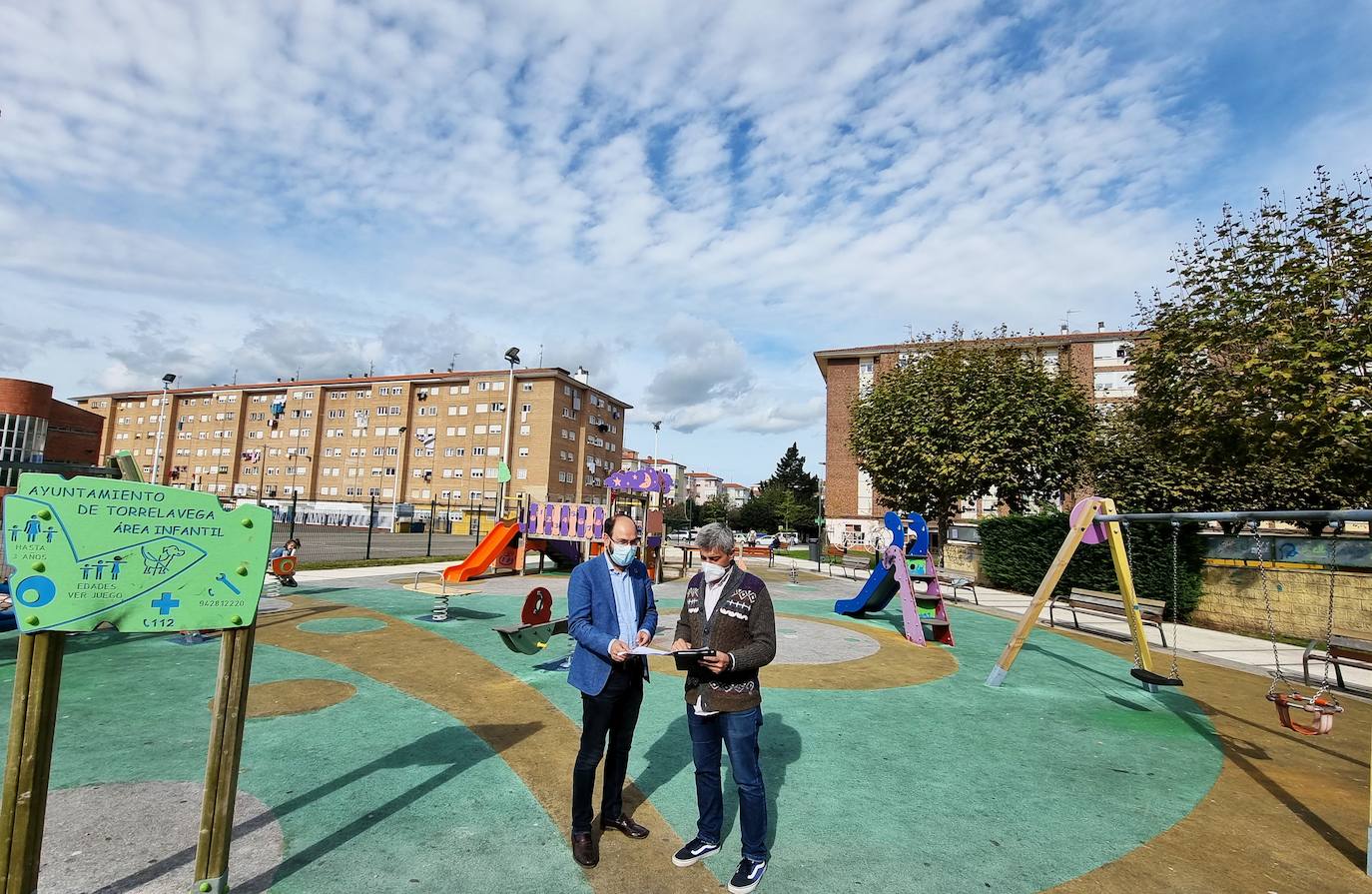 José Luis Urraca Casal, concejal de Medio Ambiente, Salud Pública e Infraestructura Verde, en el parque infantil de Nueva Ciudad.