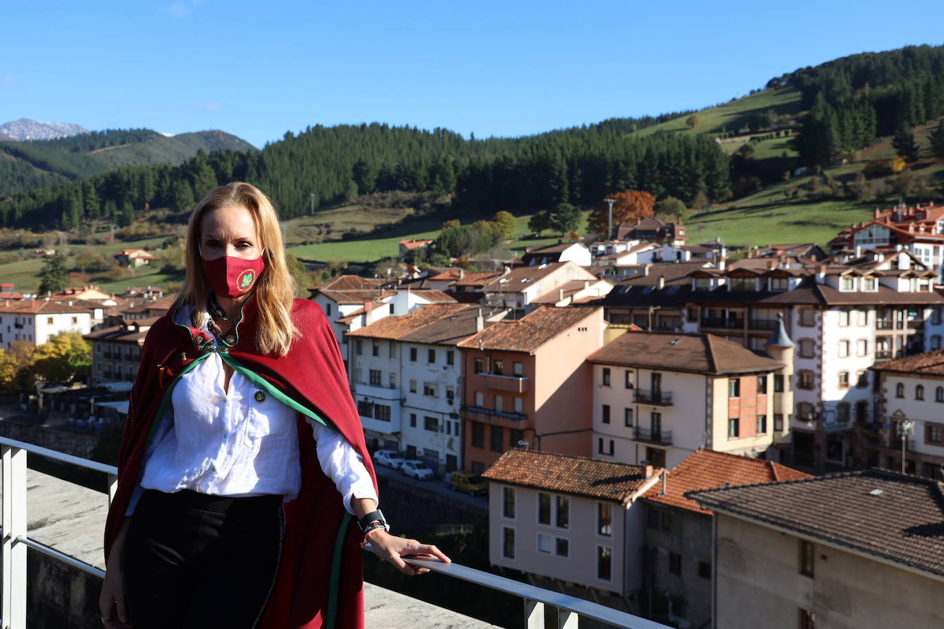 «Liébana es una referencia a nivel mundial de nuestra Cantabria Infinita, un lugar único, privilegiado que forma parte del devocionario cultural de todos». Así lo ha señalado este sábado el consejero de Industria, Turismo, Innovación, Transporte y Comercio, Javier López Marcano, durante la recepción oficial a la Orujera Mayor de la XXIX Fiesta del Orujo de Potes, Sandra Ibarra, y de los representantes del Grupo de Rescate Especial de Montaña de la Guardia Civil (Greim) de Potes y de los servicios de emergencias del Gobierno de Cantabria, a los que se concedió el título en la edición de 2020, que no pudo celebrarse por las restricciones debidas a la pandemia.