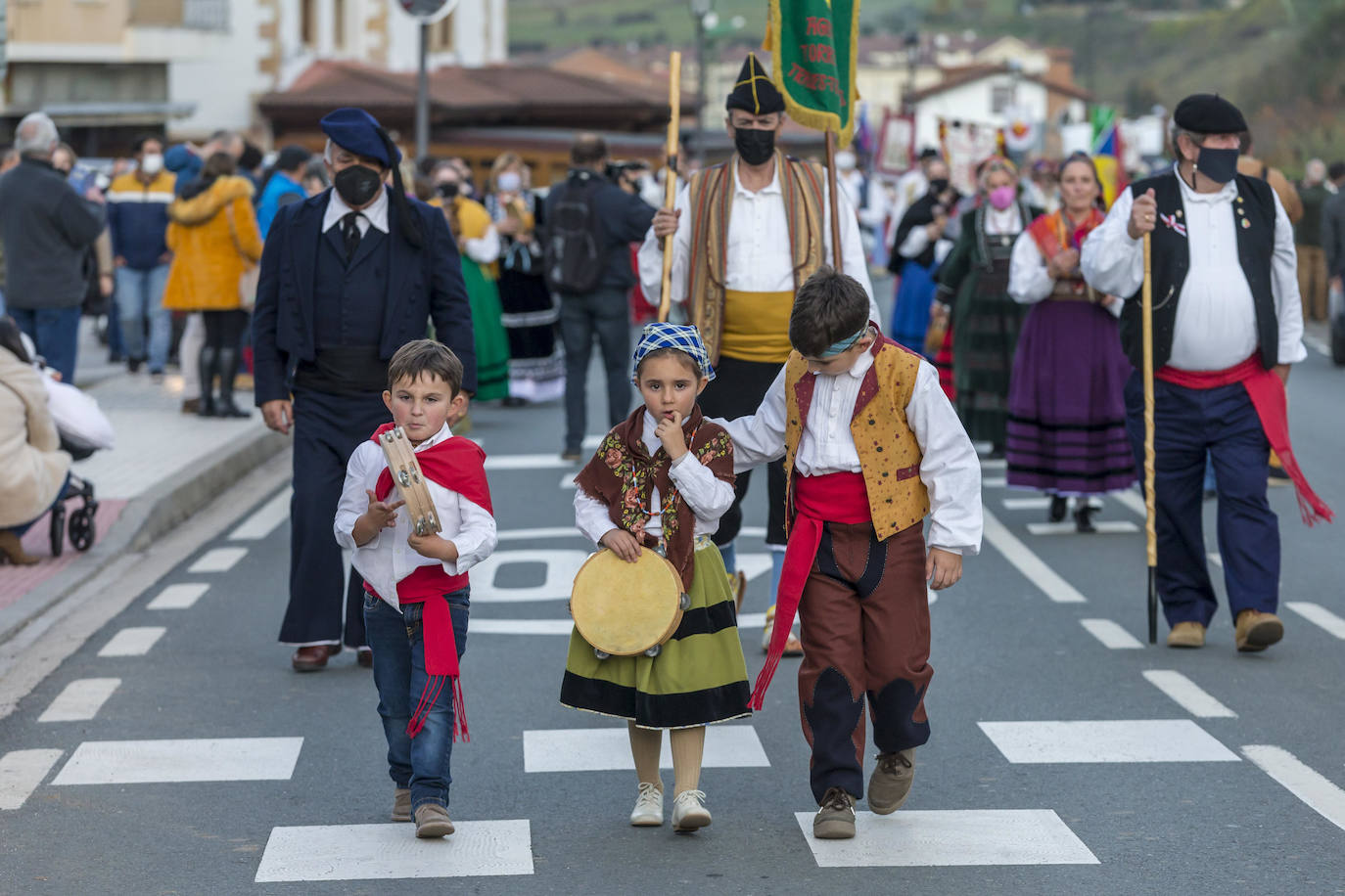 «Liébana es una referencia a nivel mundial de nuestra Cantabria Infinita, un lugar único, privilegiado que forma parte del devocionario cultural de todos». Así lo ha señalado este sábado el consejero de Industria, Turismo, Innovación, Transporte y Comercio, Javier López Marcano, durante la recepción oficial a la Orujera Mayor de la XXIX Fiesta del Orujo de Potes, Sandra Ibarra, y de los representantes del Grupo de Rescate Especial de Montaña de la Guardia Civil (Greim) de Potes y de los servicios de emergencias del Gobierno de Cantabria, a los que se concedió el título en la edición de 2020, que no pudo celebrarse por las restricciones debidas a la pandemia.