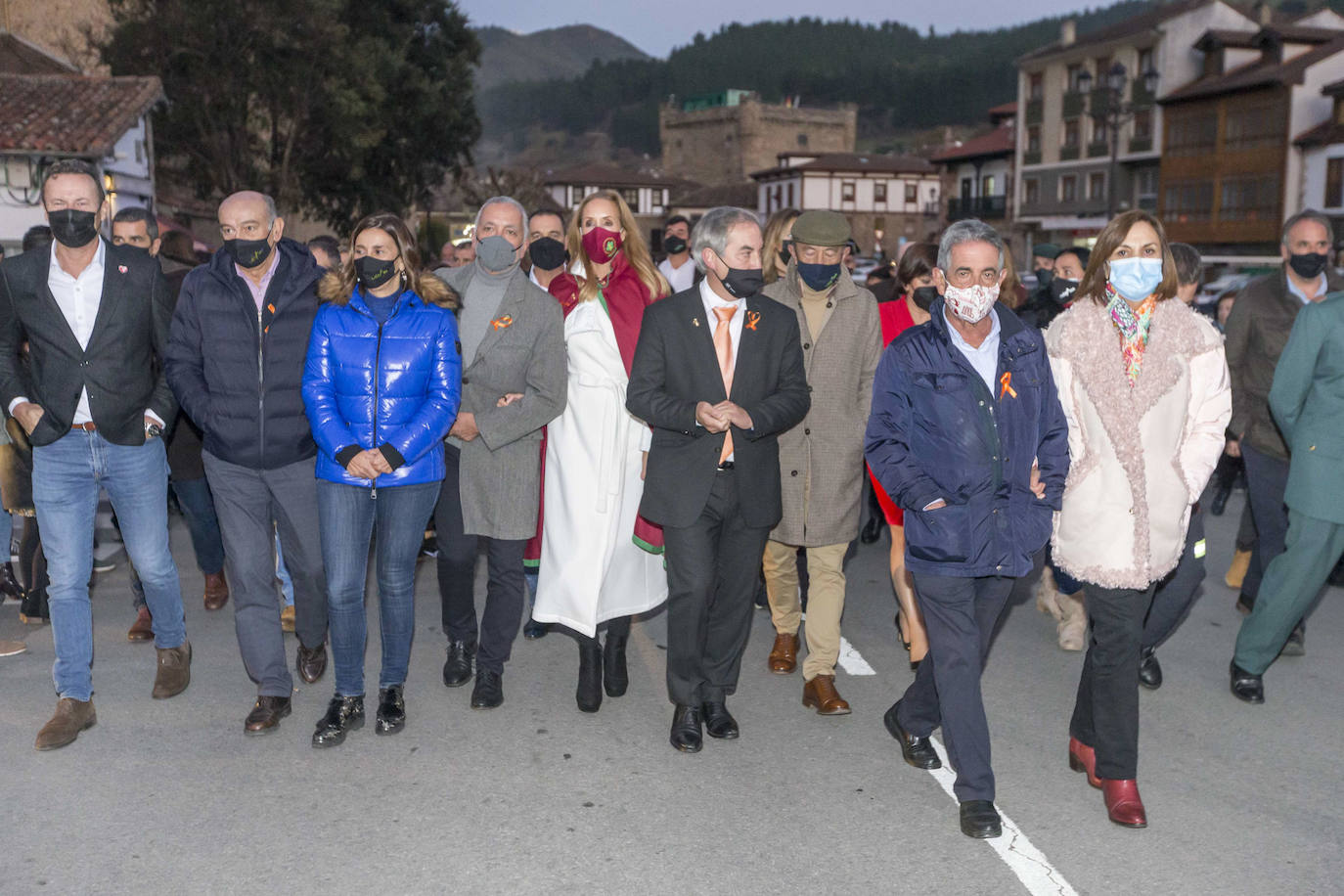 «Liébana es una referencia a nivel mundial de nuestra Cantabria Infinita, un lugar único, privilegiado que forma parte del devocionario cultural de todos». Así lo ha señalado este sábado el consejero de Industria, Turismo, Innovación, Transporte y Comercio, Javier López Marcano, durante la recepción oficial a la Orujera Mayor de la XXIX Fiesta del Orujo de Potes, Sandra Ibarra, y de los representantes del Grupo de Rescate Especial de Montaña de la Guardia Civil (Greim) de Potes y de los servicios de emergencias del Gobierno de Cantabria, a los que se concedió el título en la edición de 2020, que no pudo celebrarse por las restricciones debidas a la pandemia.