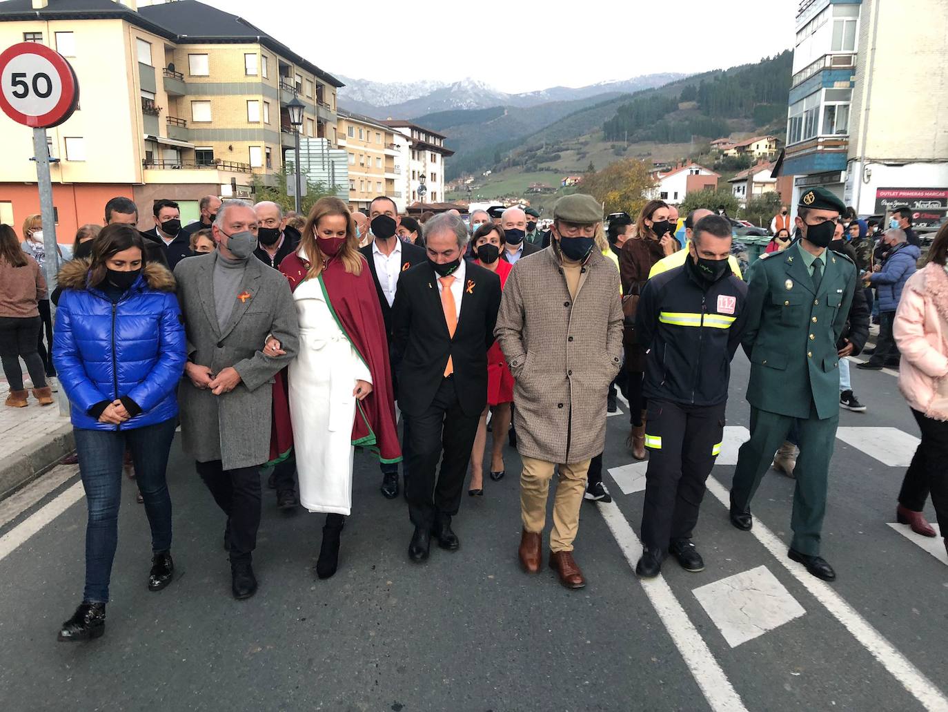 «Liébana es una referencia a nivel mundial de nuestra Cantabria Infinita, un lugar único, privilegiado que forma parte del devocionario cultural de todos». Así lo ha señalado este sábado el consejero de Industria, Turismo, Innovación, Transporte y Comercio, Javier López Marcano, durante la recepción oficial a la Orujera Mayor de la XXIX Fiesta del Orujo de Potes, Sandra Ibarra, y de los representantes del Grupo de Rescate Especial de Montaña de la Guardia Civil (Greim) de Potes y de los servicios de emergencias del Gobierno de Cantabria, a los que se concedió el título en la edición de 2020, que no pudo celebrarse por las restricciones debidas a la pandemia.