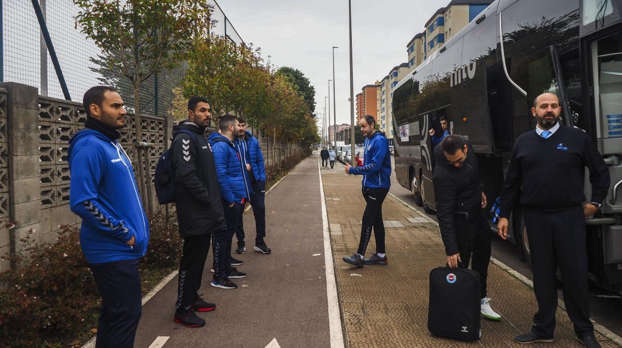 Los jugadores del Sinfín, entre ellos Lon y Perbela, ayer a la salida de La Albericia hacia Benidorm. 