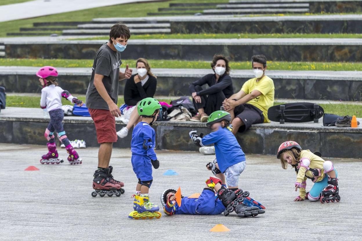 Familias en el Parque de las Llamas, en Santander. 