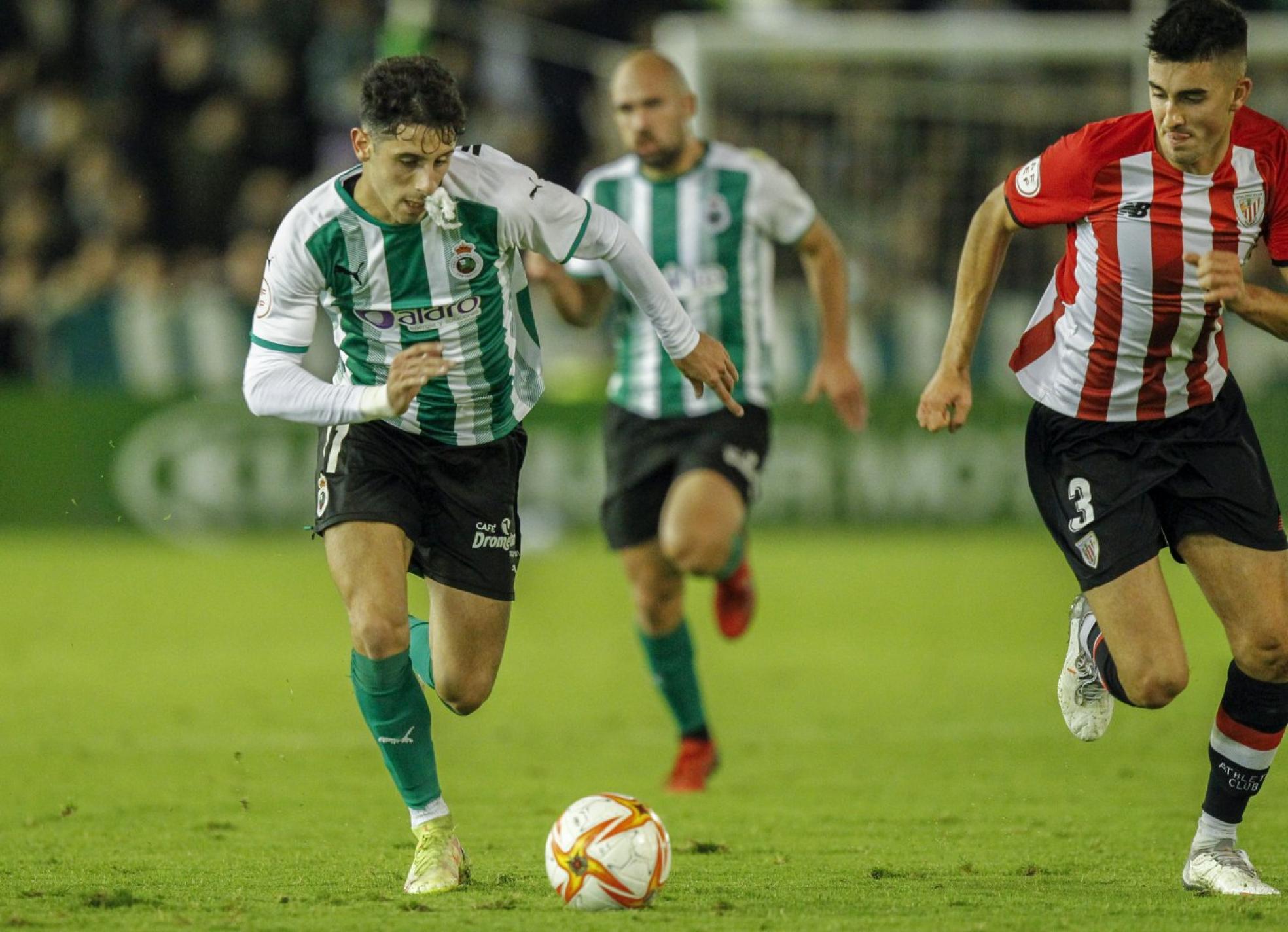 Marco Camus corre junto a Kortazar en la primera mitad. daniel pedriza