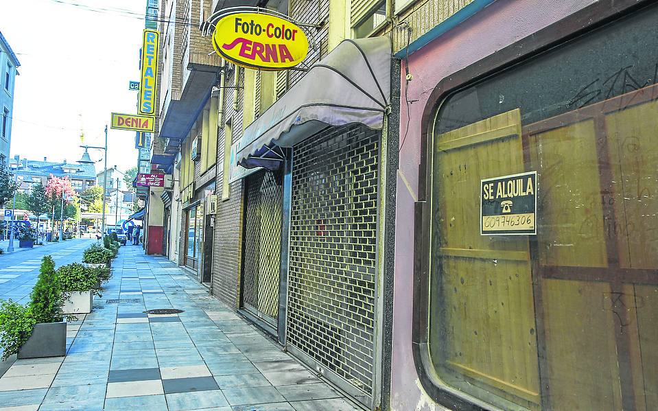 Declive. La calle Carrera, antes arteria comercial de la ciudad por su proximidad a las plazas Mayor y de La Llama, cuenta con varios locales cerrados desde hace años. 