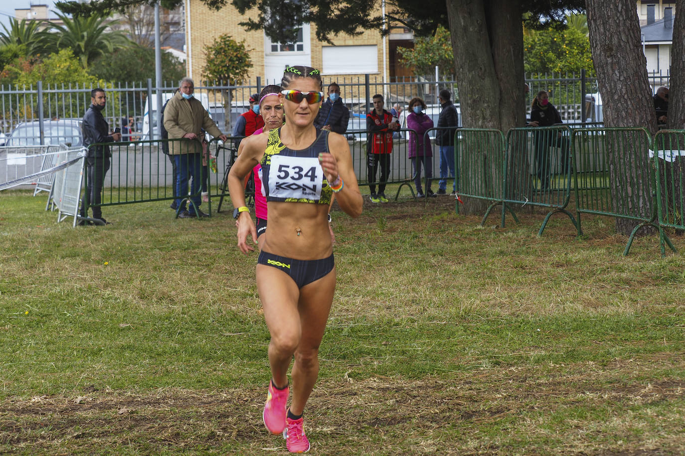 Dolores Marco y Bruno Villazón se llevan el Cross Costa Esmeralda, que se celebró ayer en Laredo con récord de participación