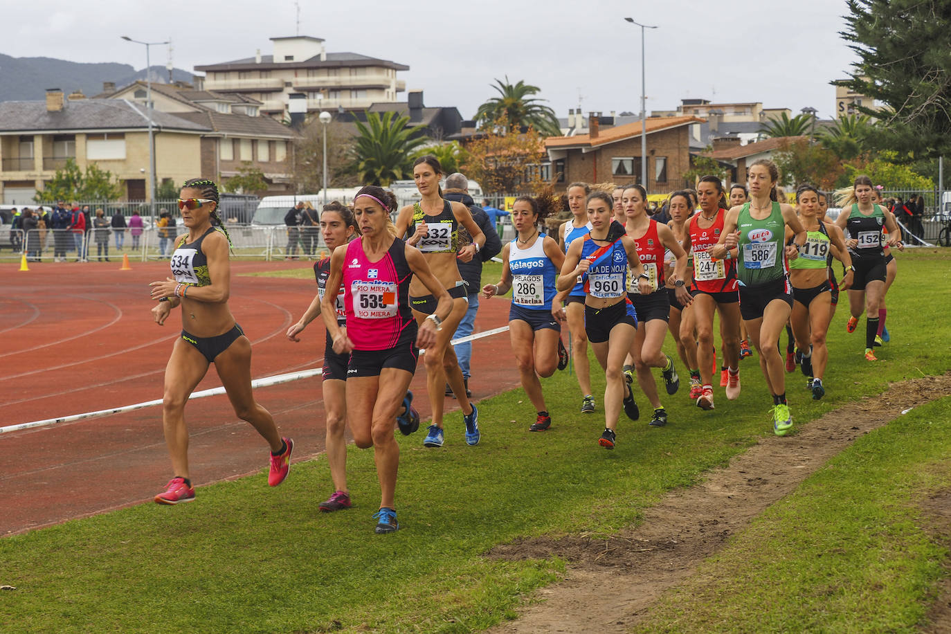 Dolores Marco y Bruno Villazón se llevan el Cross Costa Esmeralda, que se celebró ayer en Laredo con récord de participación