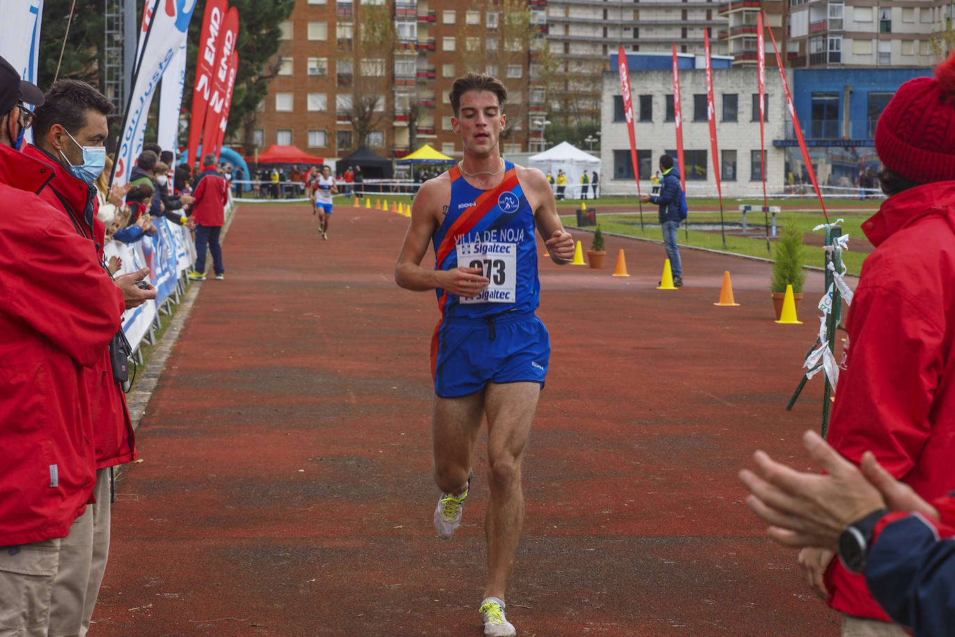 Dolores Marco y Bruno Villazón se llevan el Cross Costa Esmeralda, que se celebró ayer en Laredo con récord de participación