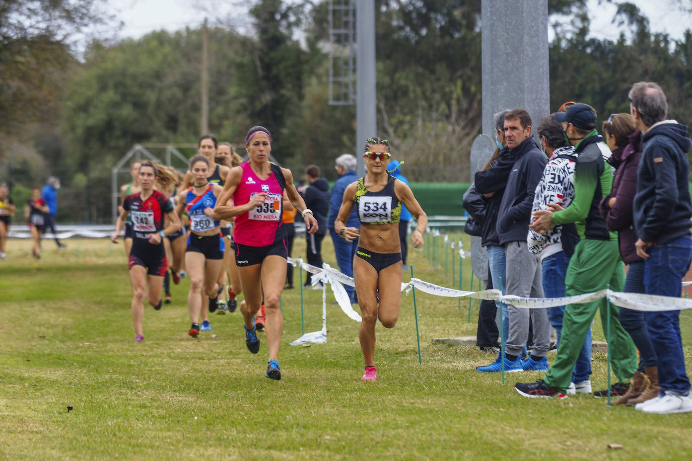 Dolores Marco y Bruno Villazón se llevan el Cross Costa Esmeralda, que se celebró ayer en Laredo con récord de participación