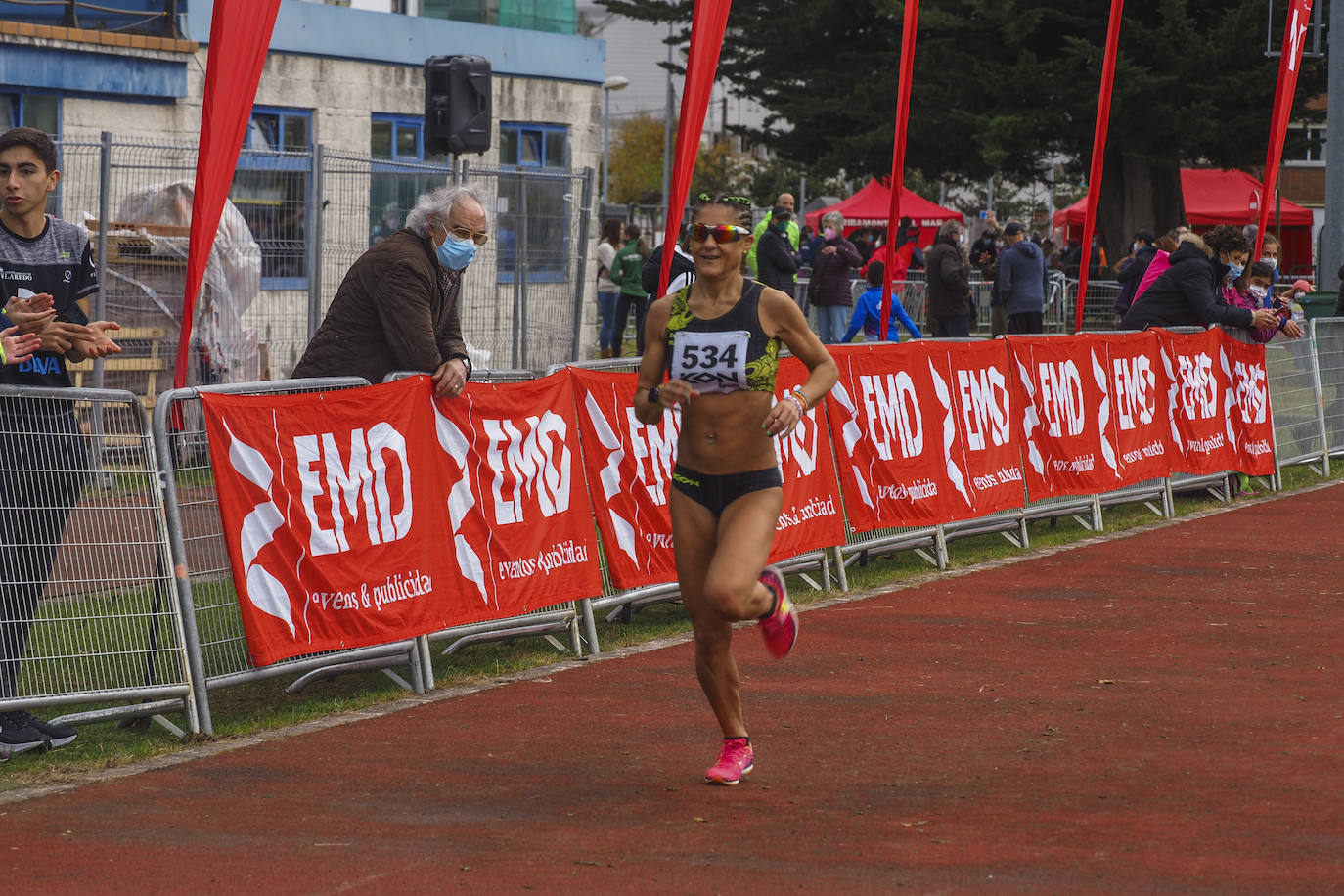 Dolores Marco y Bruno Villazón se llevan el Cross Costa Esmeralda, que se celebró ayer en Laredo con récord de participación