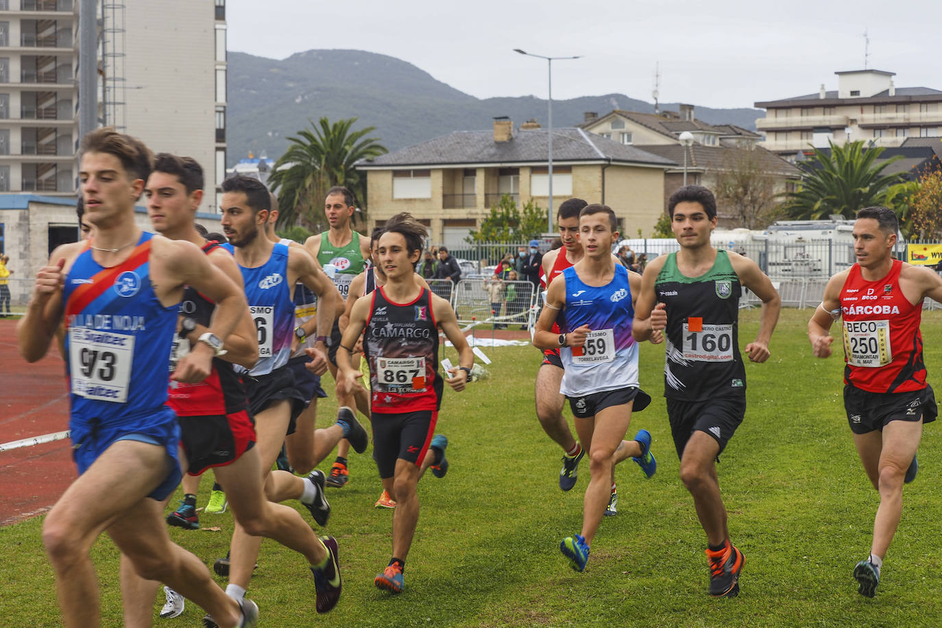 Dolores Marco y Bruno Villazón se llevan el Cross Costa Esmeralda, que se celebró ayer en Laredo con récord de participación