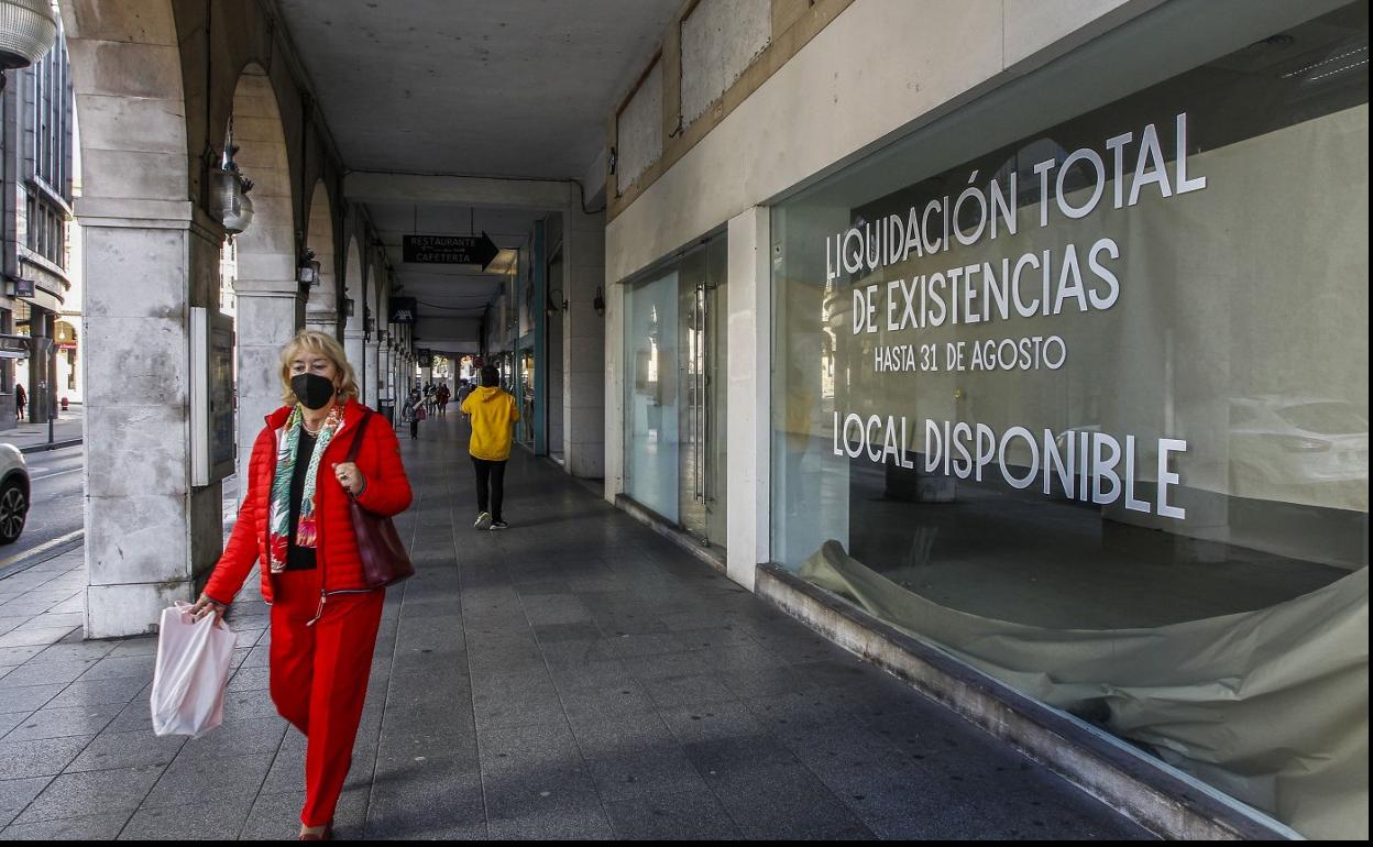 Persianas bajadas. Local comercial cerrado en los soportales de la Plaza Mayor, en pleno centro de la ciudad. luis palomeque