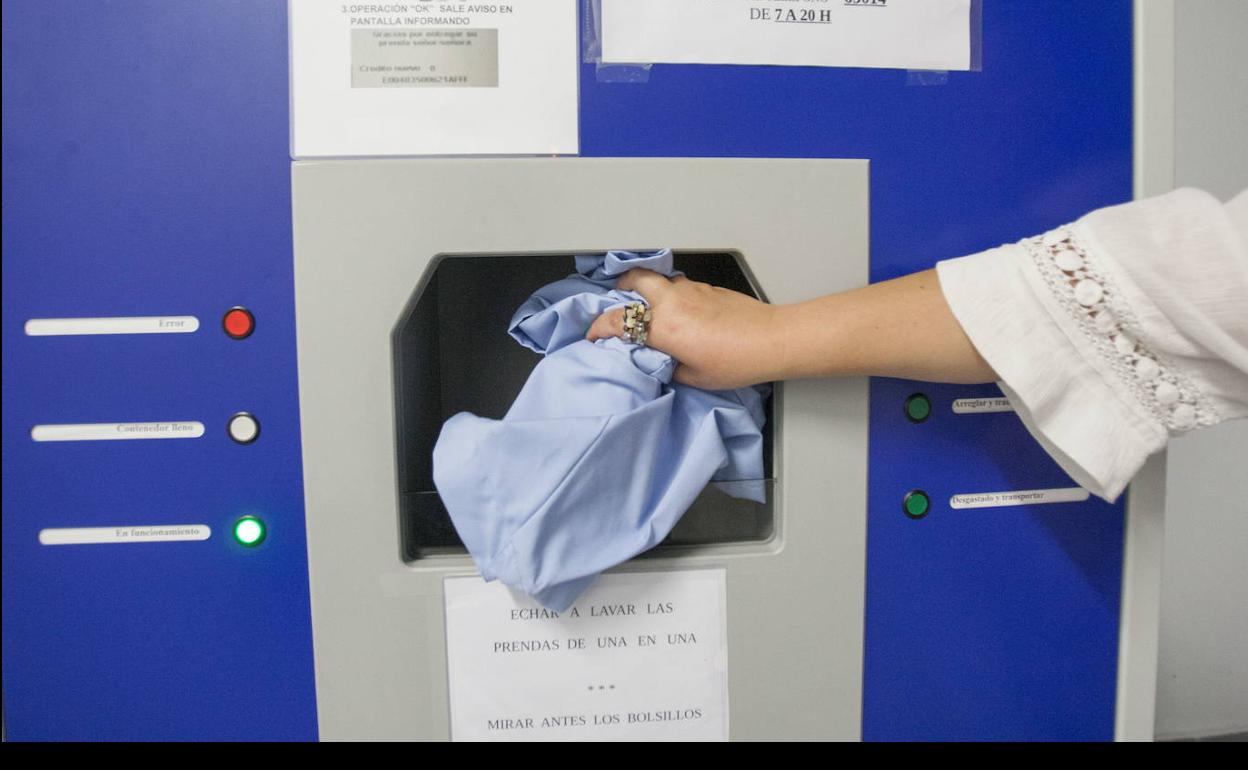 Lavandería de Amica en Maliaño, donde se limpia toda la ropa de hospitales y centros de salud de Cantabria