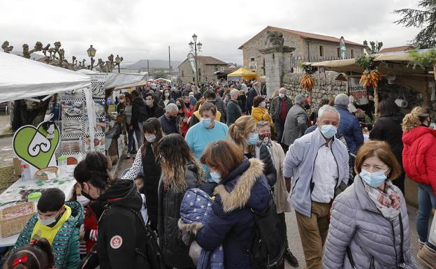 Imagen. Ambiente de este domingo en Casar de Periedo.