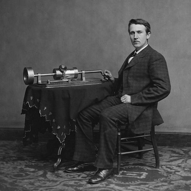 Thomas Edison, con su primer prototipo de fonógrafo (1878).