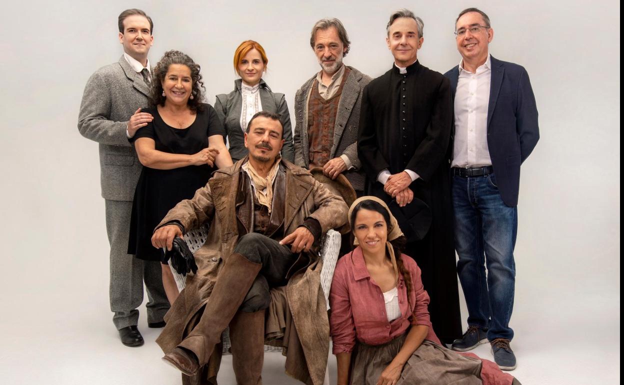 El elenco de 'Los pazos de Ulloa' posa con su directora, Helena Pimenta, y Eduardo Galán, encargado de la adaptación de la obra. 