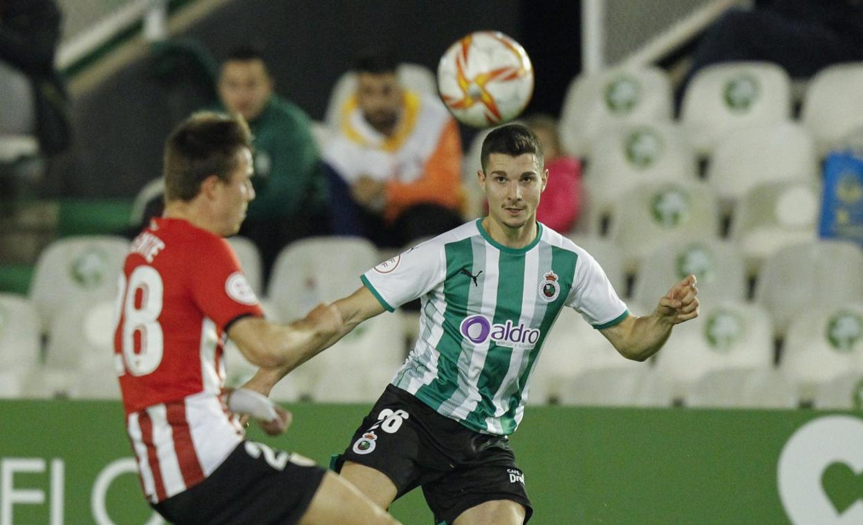 Simón Luca pelea por la pelota ante un rival del filial rojiblanco.