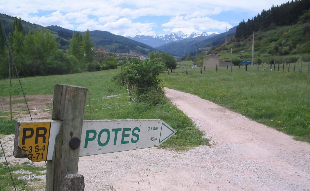 Un camino de senderismo en la comarca lebaniega.