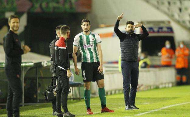 Bobadilla junto a Guille Romo (derecha) instantes antes de ser sustituido por Mantilla en el partido ante el Bilbao Athletic.