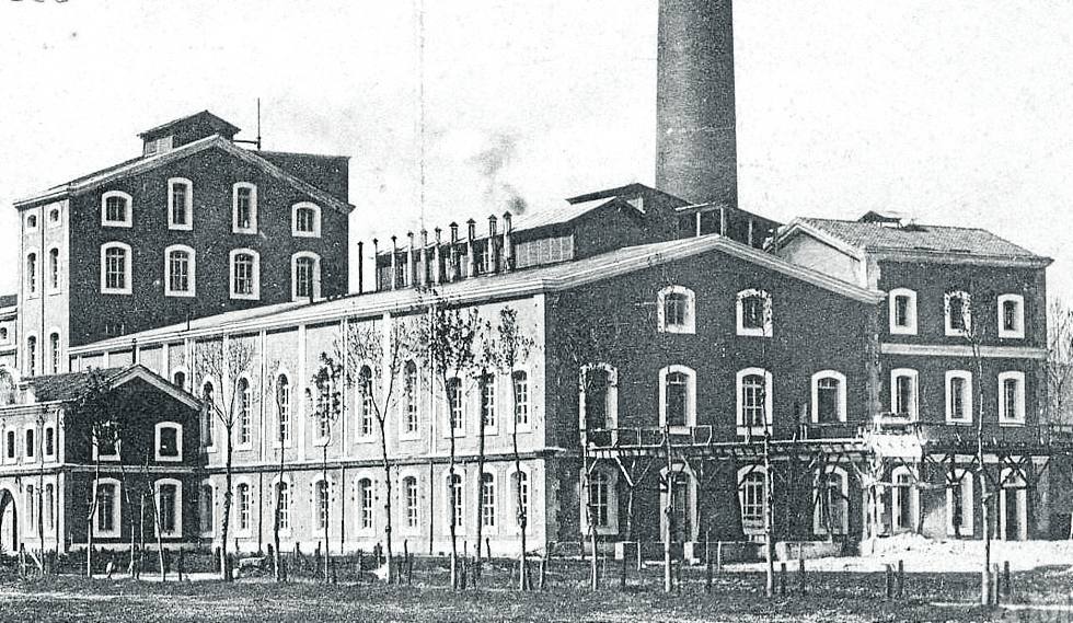 La fábrica de azúcar de remolacha se inauguró en 1899 convirtiéndose en una de las grandes industrias de Torrelavega, con cifras récord de producción, pero llegando el cierre de la actividad en 1914.