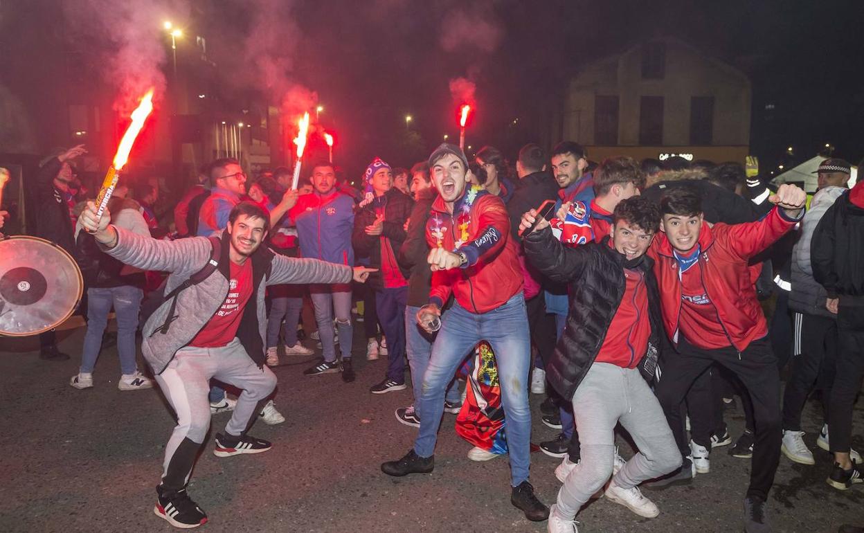 Jóvenes aficionados y jugadores del Solares celebran a su llegada esta noche al pueblo su clasificación paara la Copa del Rey