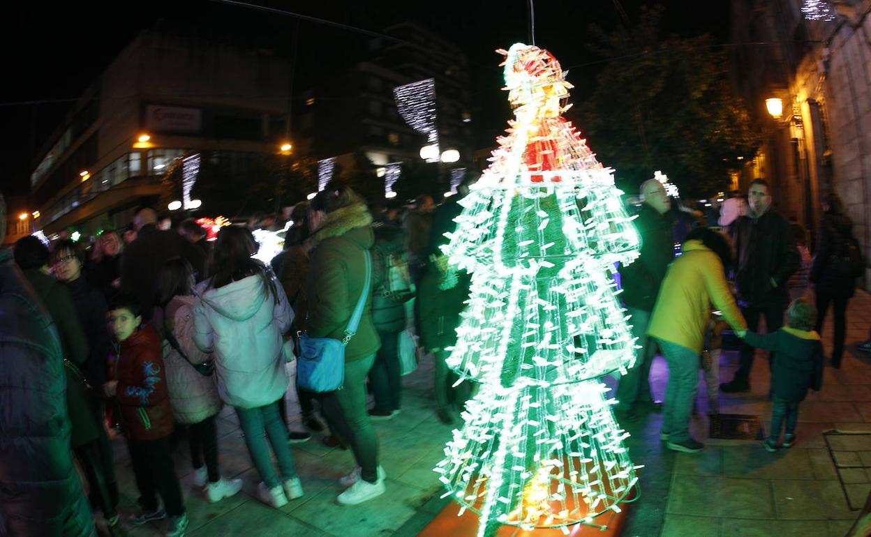 Un árbol luminoso en una imagen navideña en 2019 en Torrelavega.