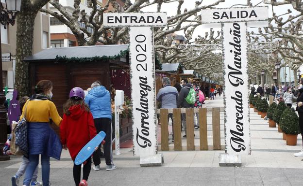 Imagen de archivo del mercadillo de Navidad de Torrelavega en 2020.