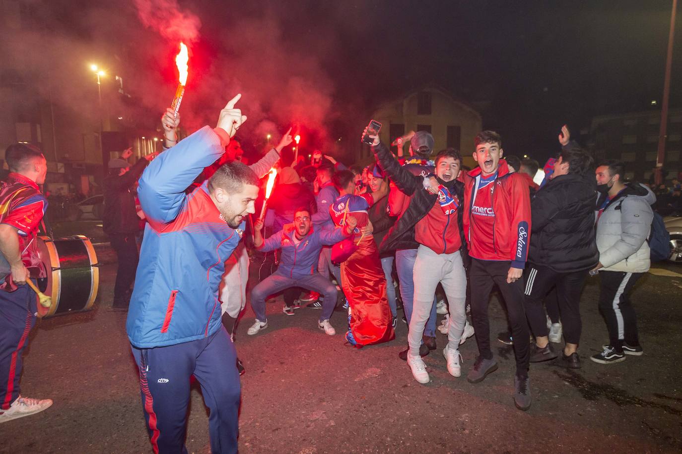 Fotos: El recibimiento a los jugadores del Solares tras clasificarse para la Copa del Rey